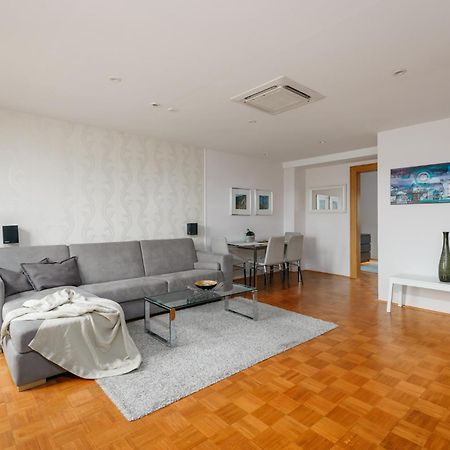 Roy 2 Bdr Apartment With Prague Castle View, Parking & Ac Eksteriør bilde