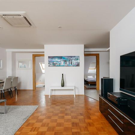 Roy 2 Bdr Apartment With Prague Castle View, Parking & Ac Eksteriør bilde