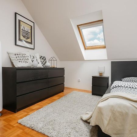 Roy 2 Bdr Apartment With Prague Castle View, Parking & Ac Eksteriør bilde