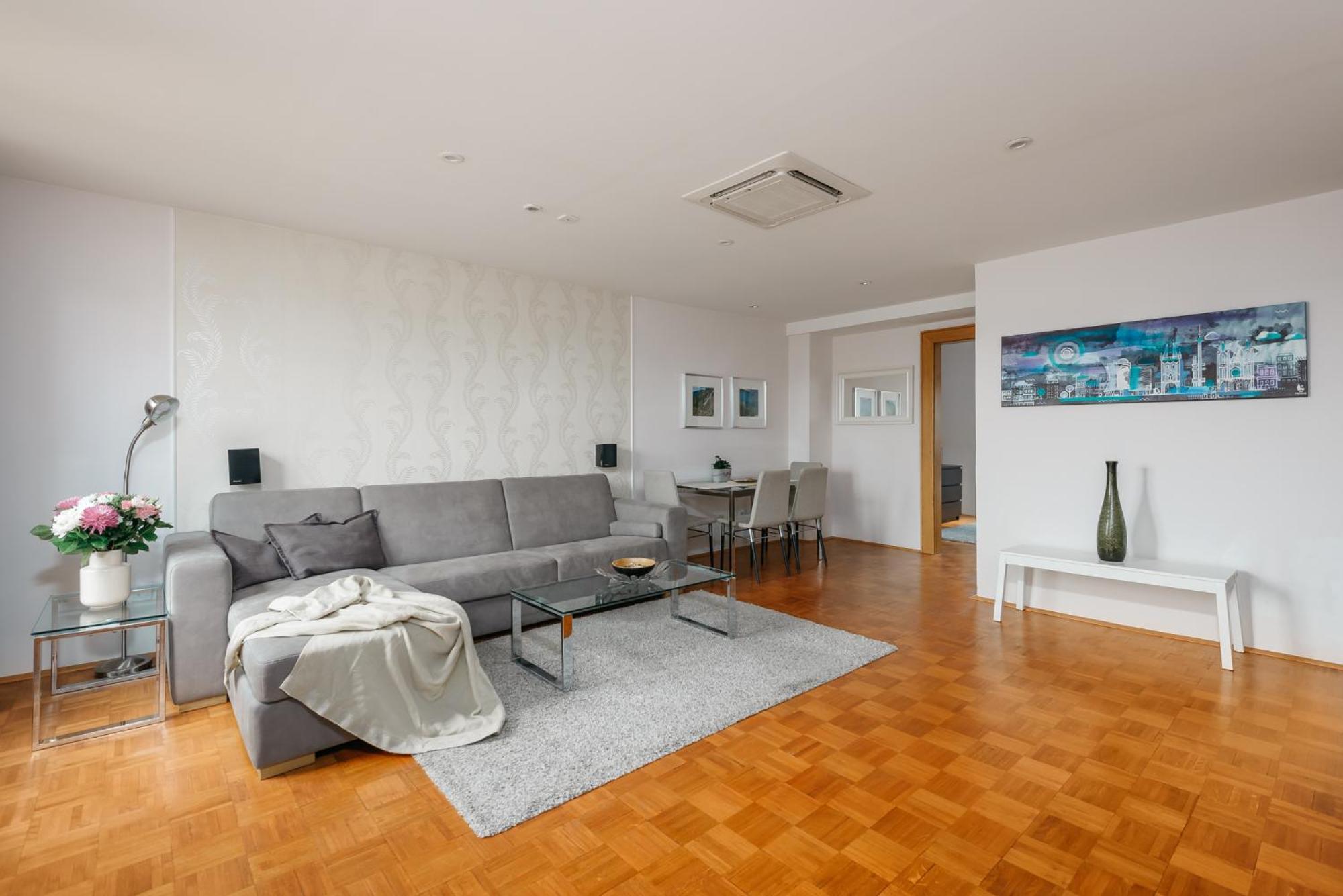 Roy 2 Bdr Apartment With Prague Castle View, Parking & Ac Eksteriør bilde