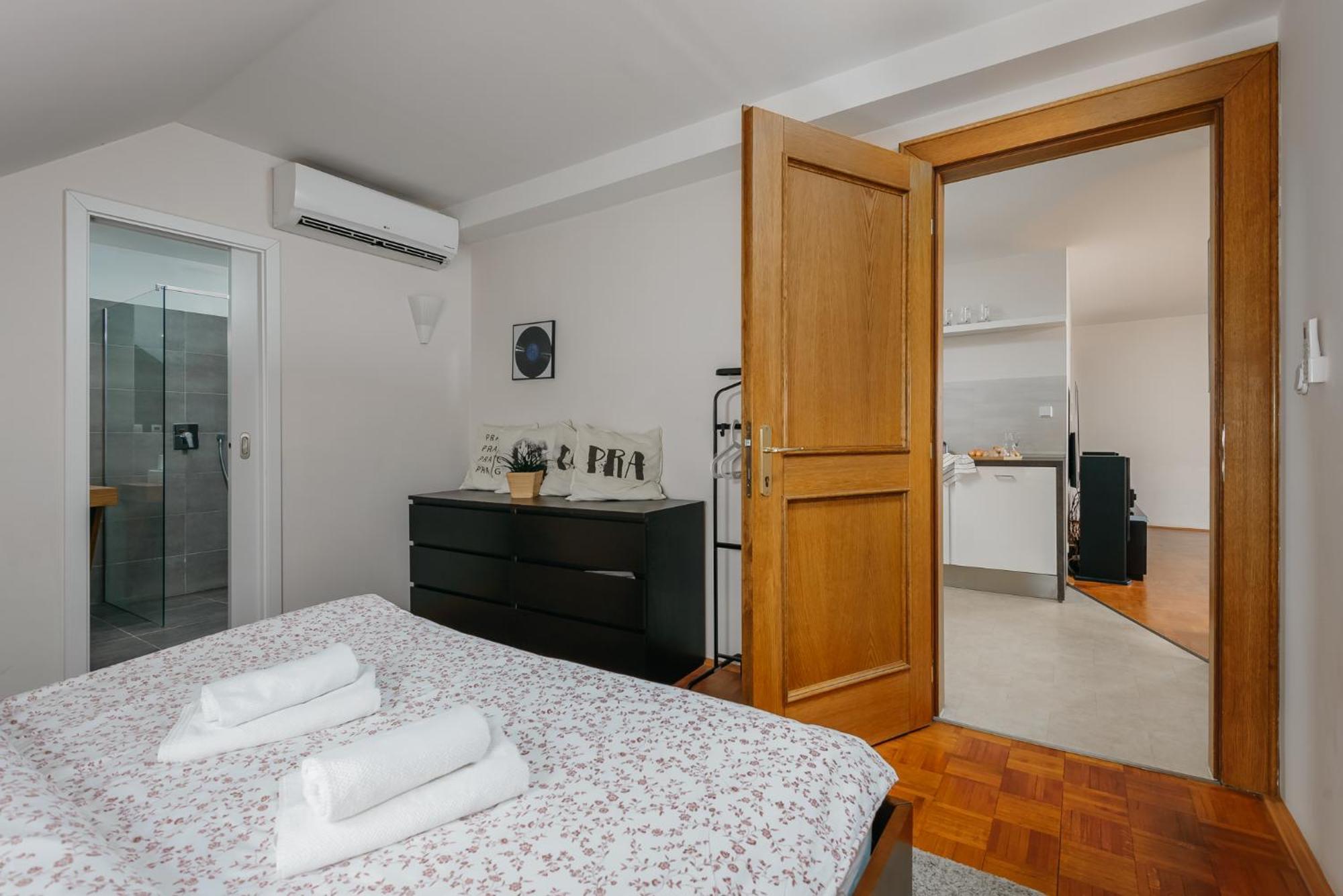 Roy 2 Bdr Apartment With Prague Castle View, Parking & Ac Eksteriør bilde