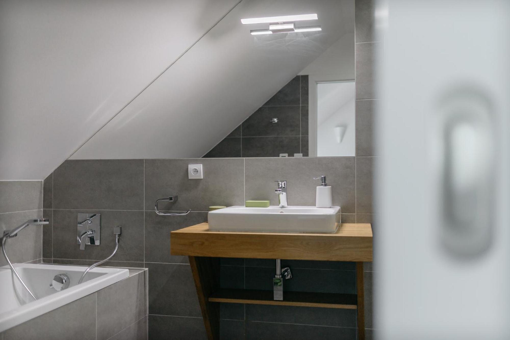 Roy 2 Bdr Apartment With Prague Castle View, Parking & Ac Eksteriør bilde