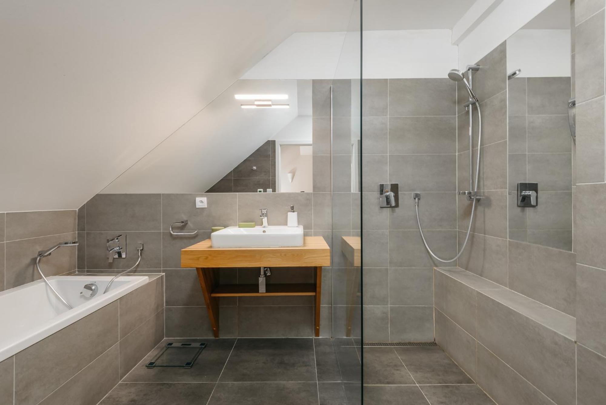 Roy 2 Bdr Apartment With Prague Castle View, Parking & Ac Eksteriør bilde