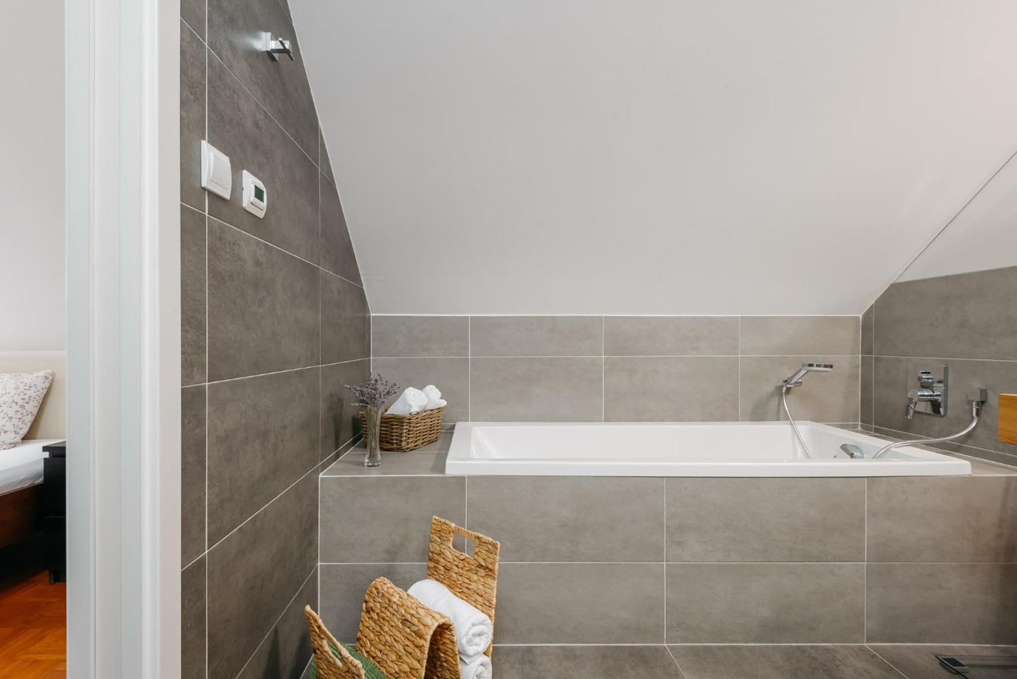Roy 2 Bdr Apartment With Prague Castle View, Parking & Ac Eksteriør bilde