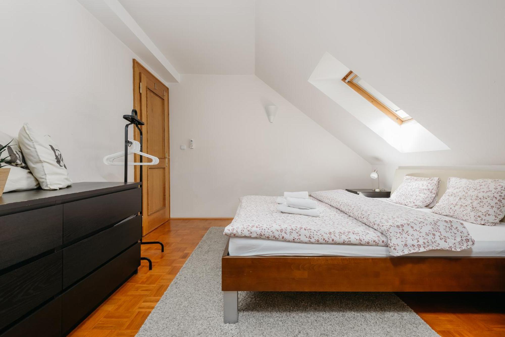 Roy 2 Bdr Apartment With Prague Castle View, Parking & Ac Eksteriør bilde