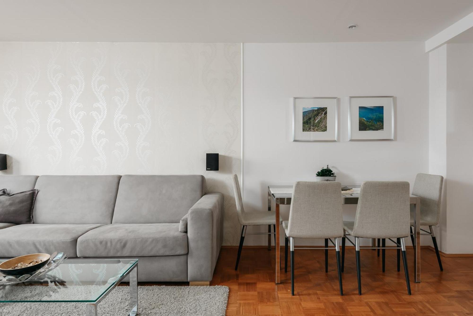 Roy 2 Bdr Apartment With Prague Castle View, Parking & Ac Eksteriør bilde