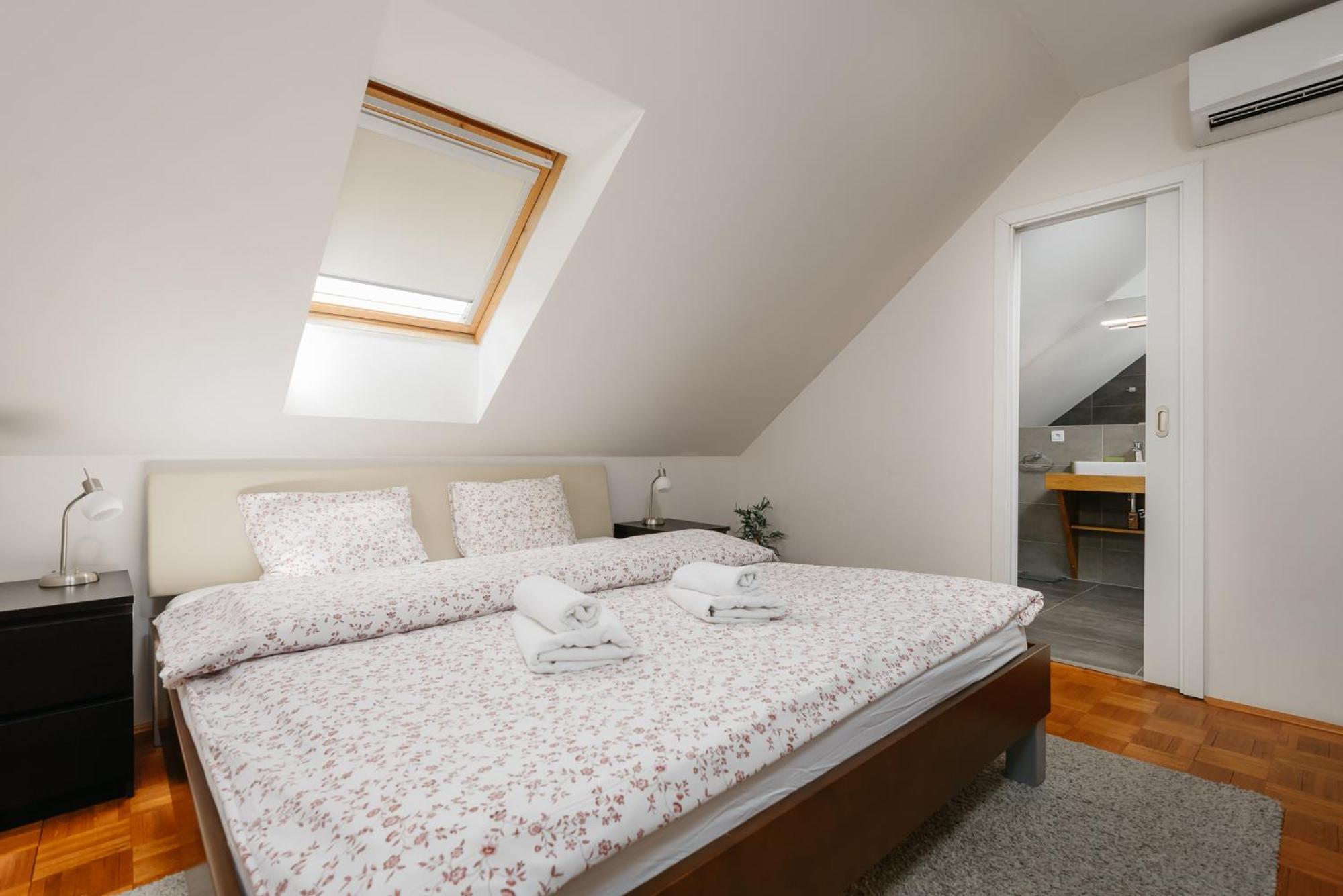 Roy 2 Bdr Apartment With Prague Castle View, Parking & Ac Eksteriør bilde