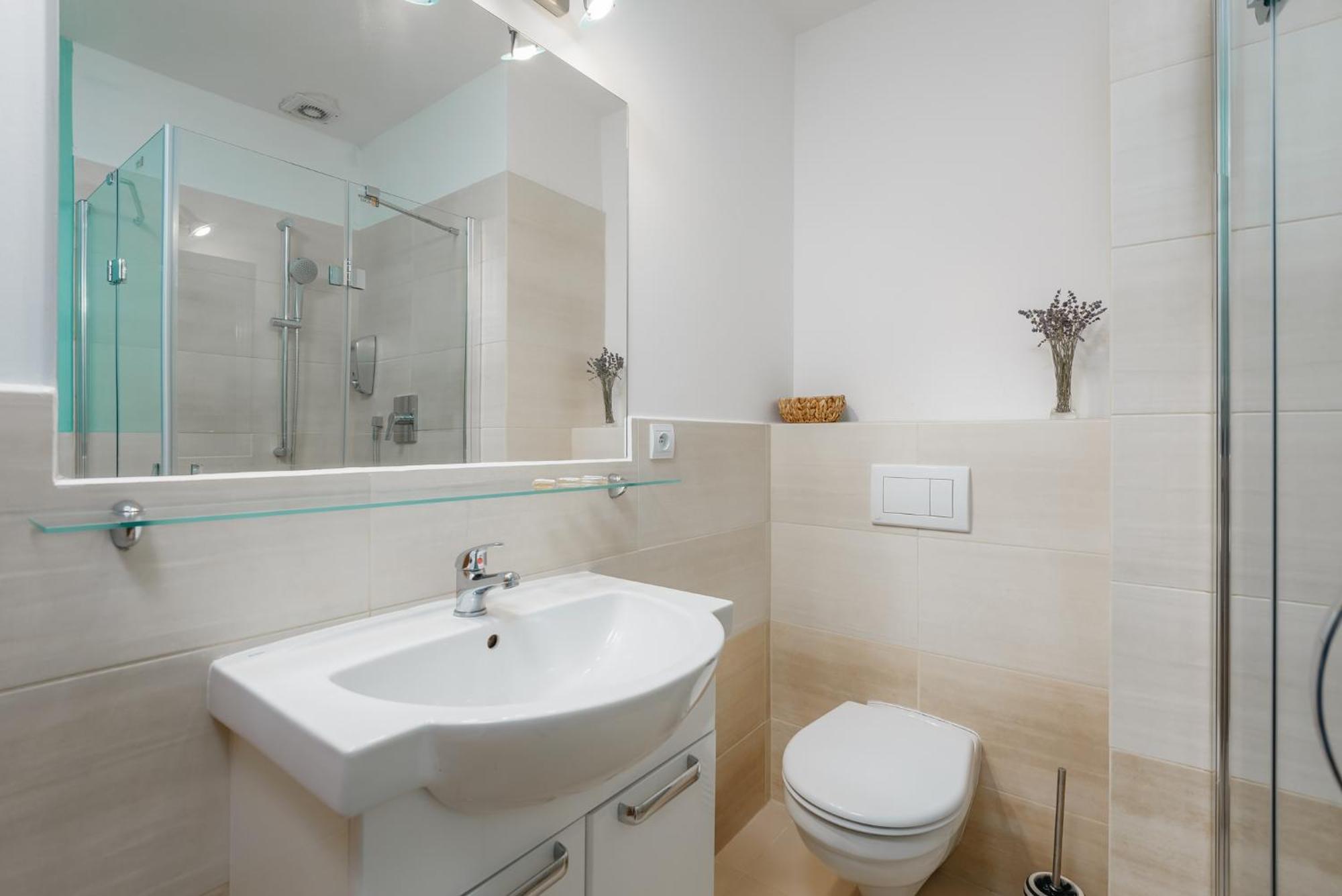 Roy 2 Bdr Apartment With Prague Castle View, Parking & Ac Eksteriør bilde